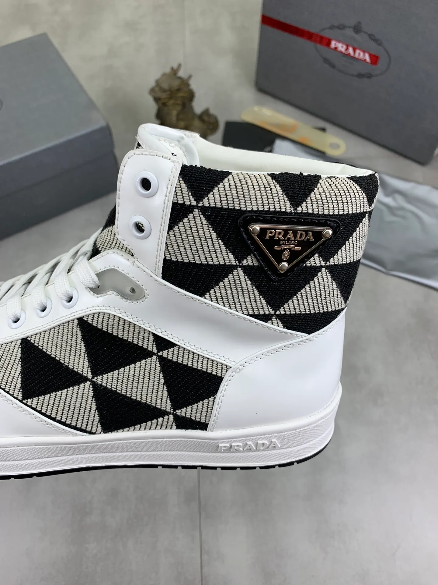 Men's shoes 💰P620 new model (high version) The new PRADA (Prada) high-top counter has launched the classic model at the same time. The new men's shoes and 😘fabrics are selected from the original imported calfskin. First layer of imported cowhide lining. The original version is awesome! 👍🏿Original open-molded non-slip PU outsole, with exquisite lines, simple and elegant, super comfortable and classy on foot, suitable for leisure travel. Code number:38-45